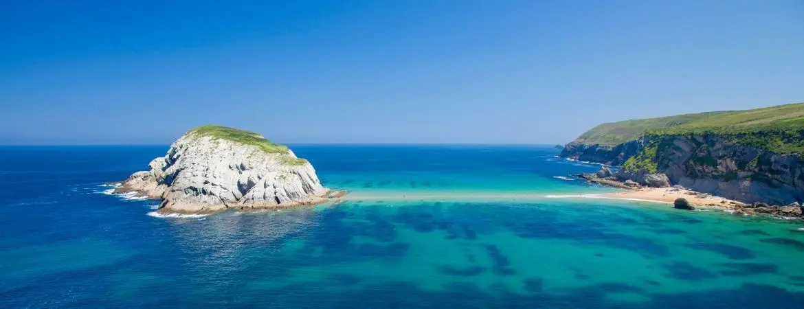 L'&icirc;le de Castro attach&eacute;e &agrave; la plage de Covachos &agrave; mar&eacute;e basse | Shutterstock