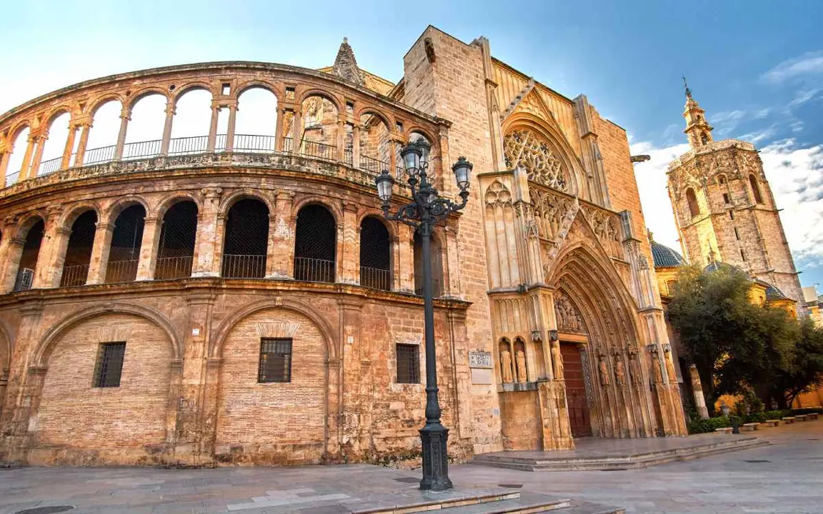 Cath&eacute;drale de Valence. | Shutterstock