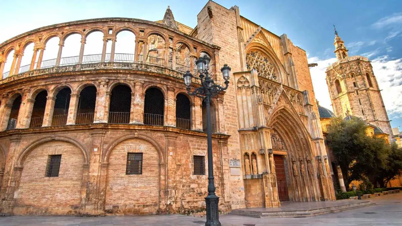 Cath&eacute;drale de Valence. | Shutterstock