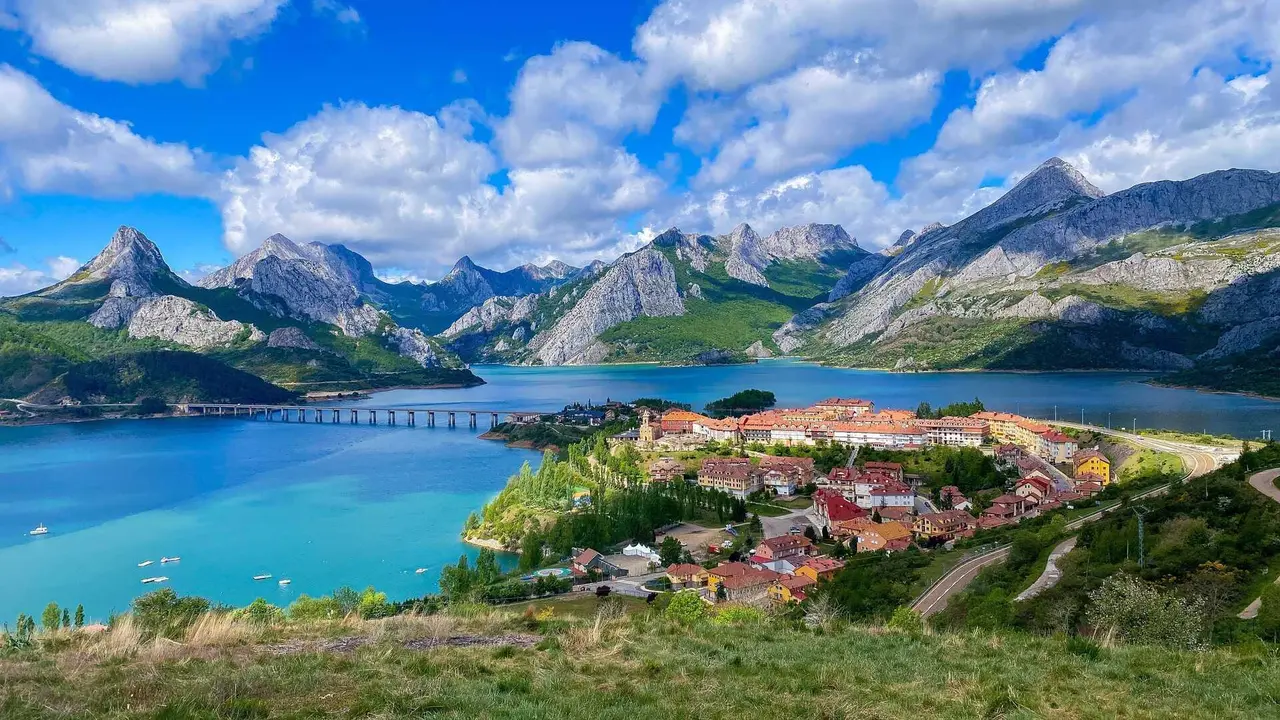 Pueblo de Ria&ntilde;o frente al lago. | Shutterstock