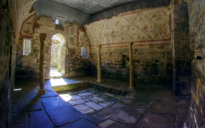 Peintures, colonnes et piscine de Santa Eulalia de Bóveda