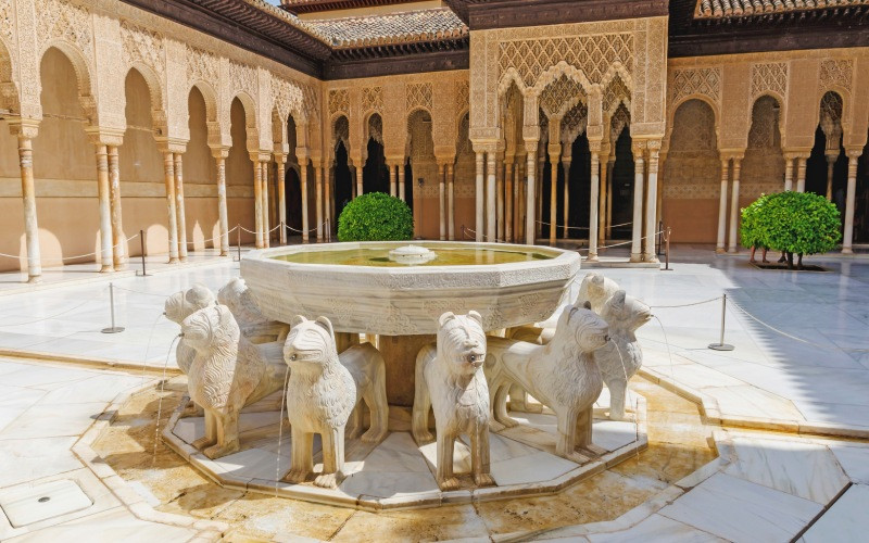 Gros plan de la fontaine mythique qui donne son nom au Patio de los Leones, à l'intérieur de l'Alhambra