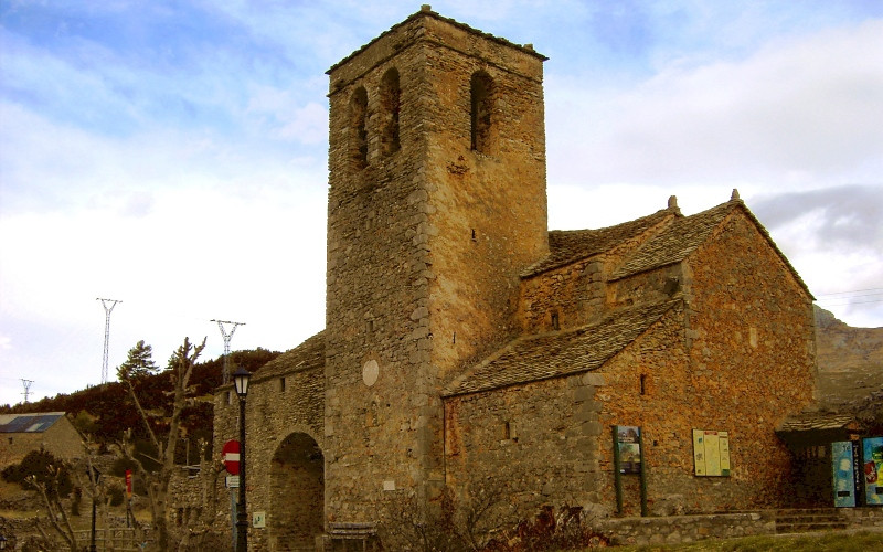 L'église de San Martín de Tella au coucher de soleil