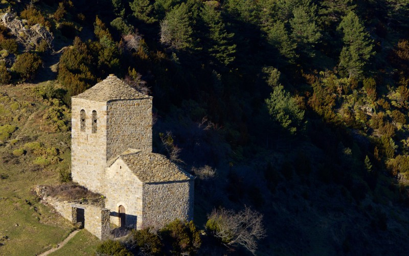 Église de la Vierge de Fajanillas entourée d'une végétation luxuriante
