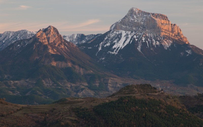 Peña Montañesa et le mont Castillo Mayor, panoramique depuis l'église Virgen de la Peña