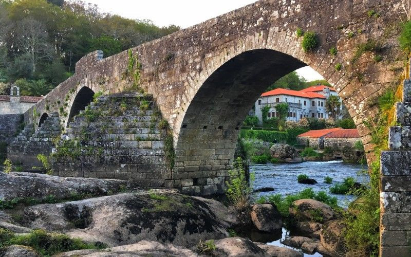 A Ponte Maceira de l'autre côté du pont