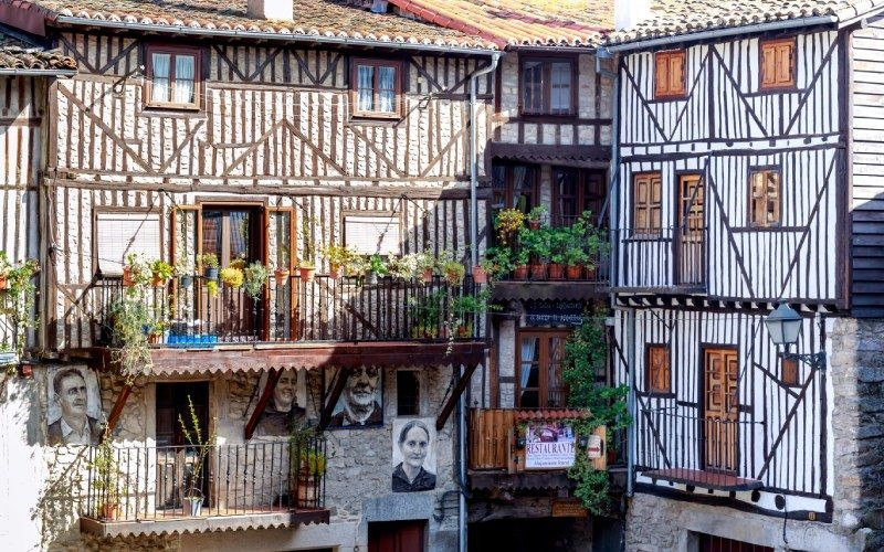 Façades de Mogarraz avec les visages des villageois