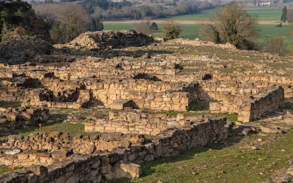 Remparts de l’ancien village ibère des indiketes.