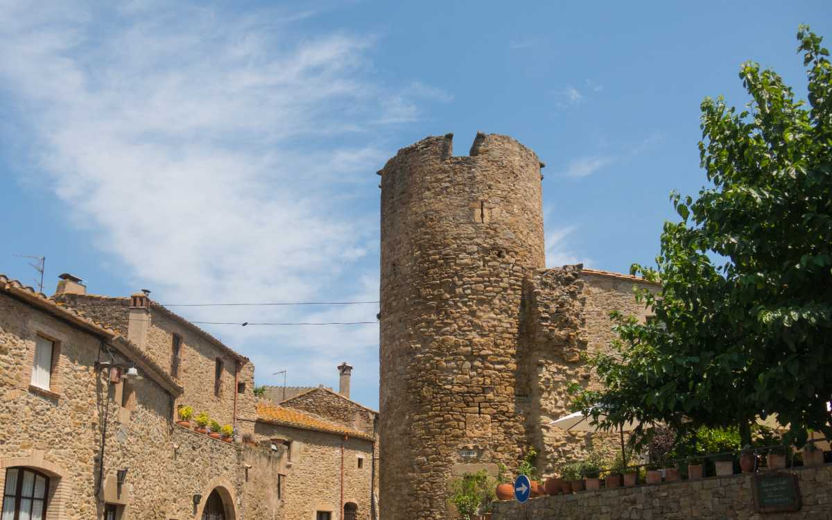 Tour du château médiéval de Ullastret.