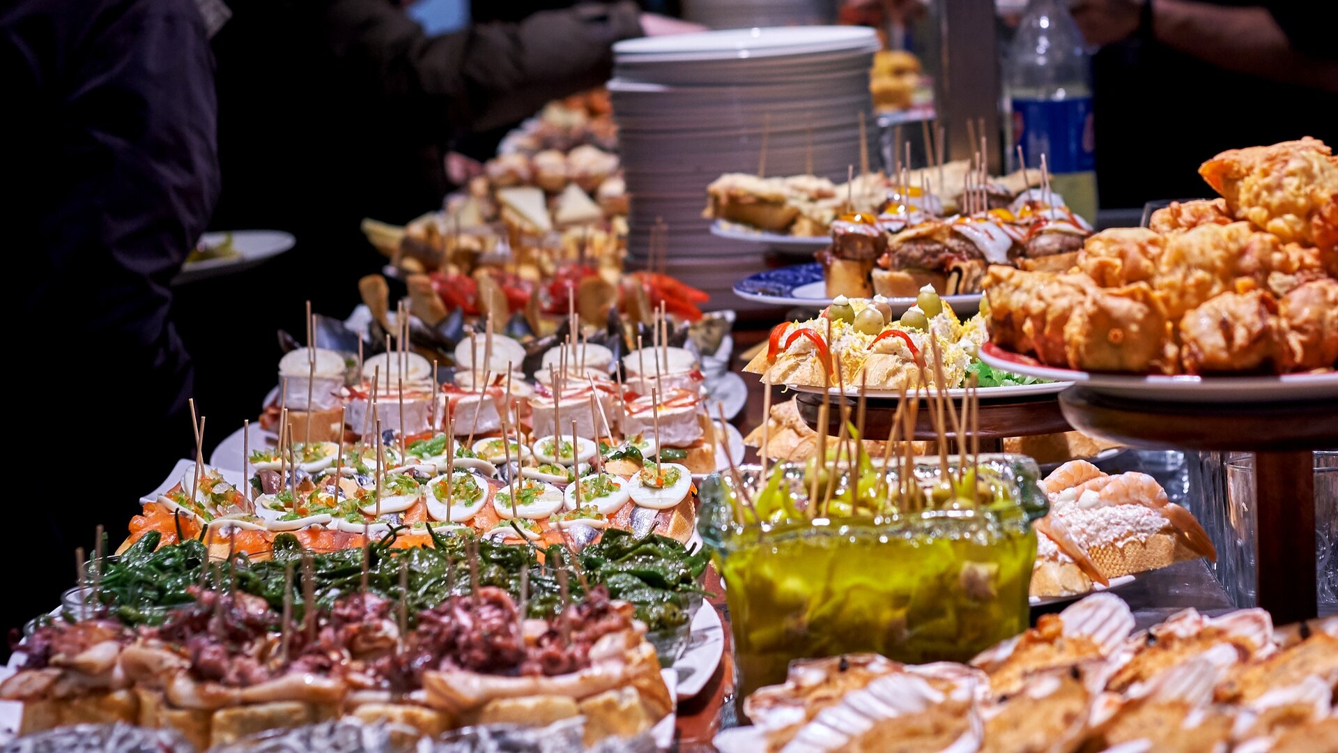Sélection de pintxos typiques dans un bar de Saint-Sébastien.