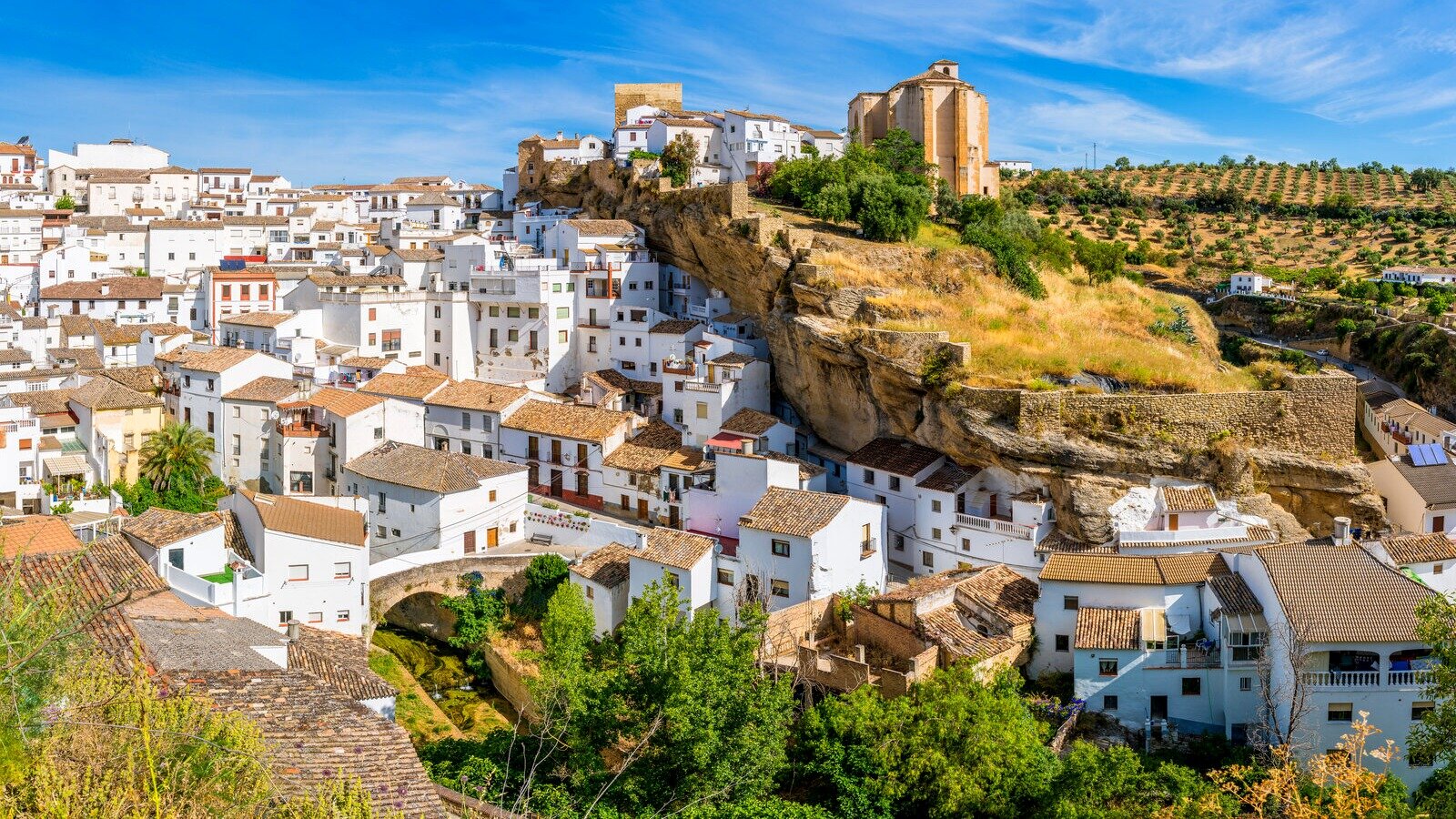 Vue aérienne de Setenil de las Bodegas, à Cadix. | Dreamstime