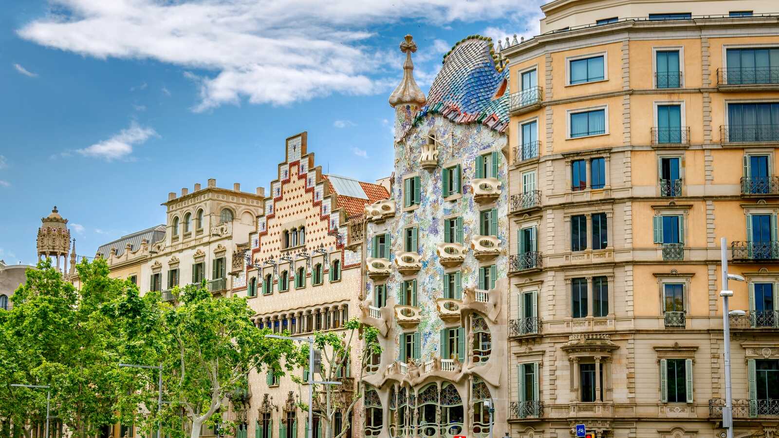 Façades modernistes dans le Passeig de Gràcia. | Shutterstock