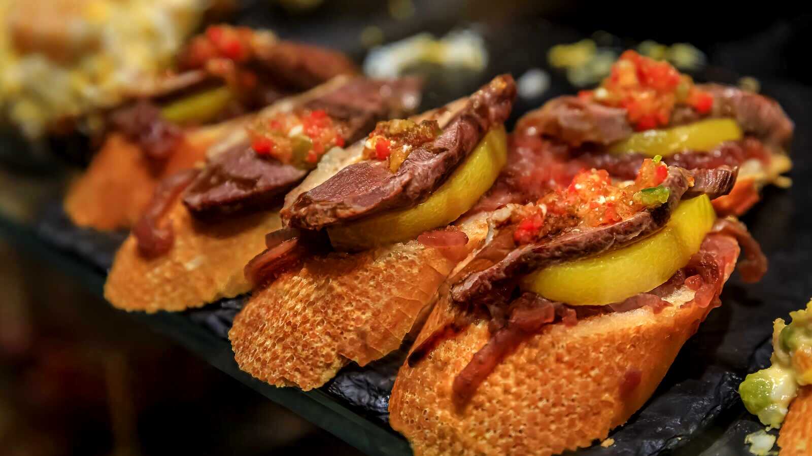 Pintxos dans un restaurant du Pays Basque, l’une des régions avec la meilleure gastronomie. | Dreamstime