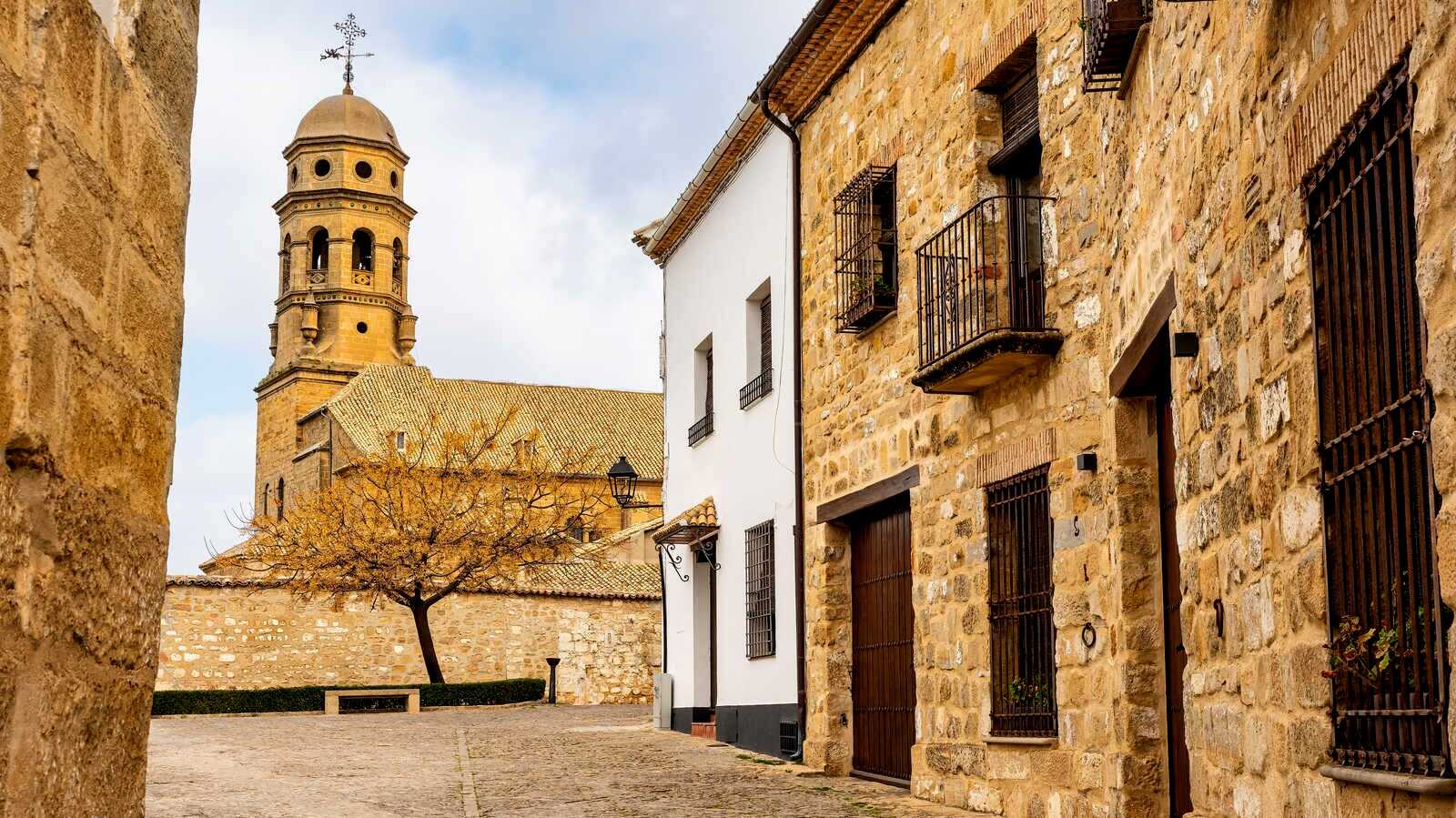 Rue de Baeza avec la tour de la cathédrale en arrière-plan. | Dreamstime
