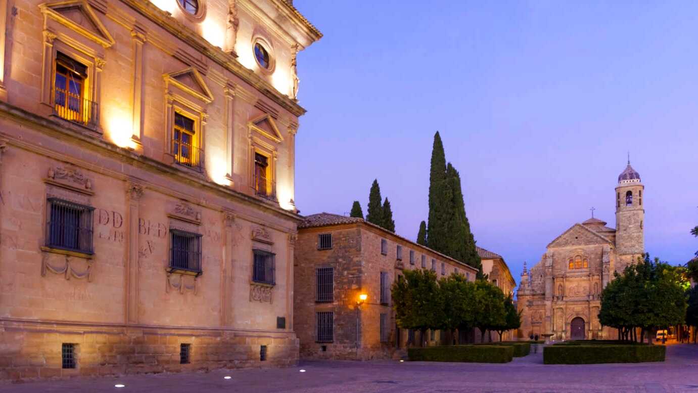 Ensemble monumental de Úbeda au coucher du soleil. | Dreamstime
