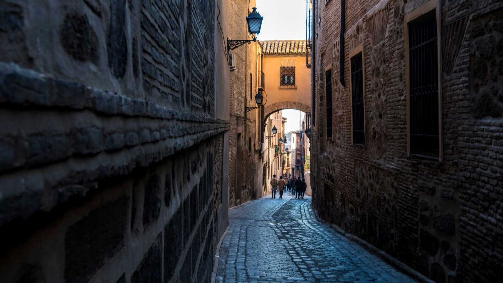 Rue médiévale du centre historique de Tolède, l’un des plus beaux d’Espagne. | Shutterstock