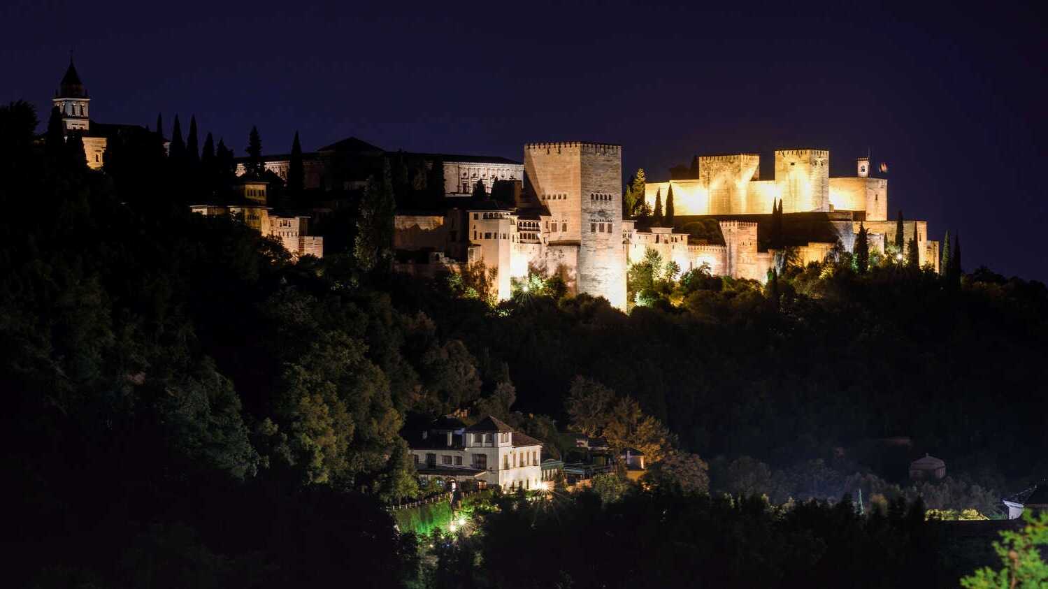 La plus belle ville d’Espagne de nuit. | Freepik