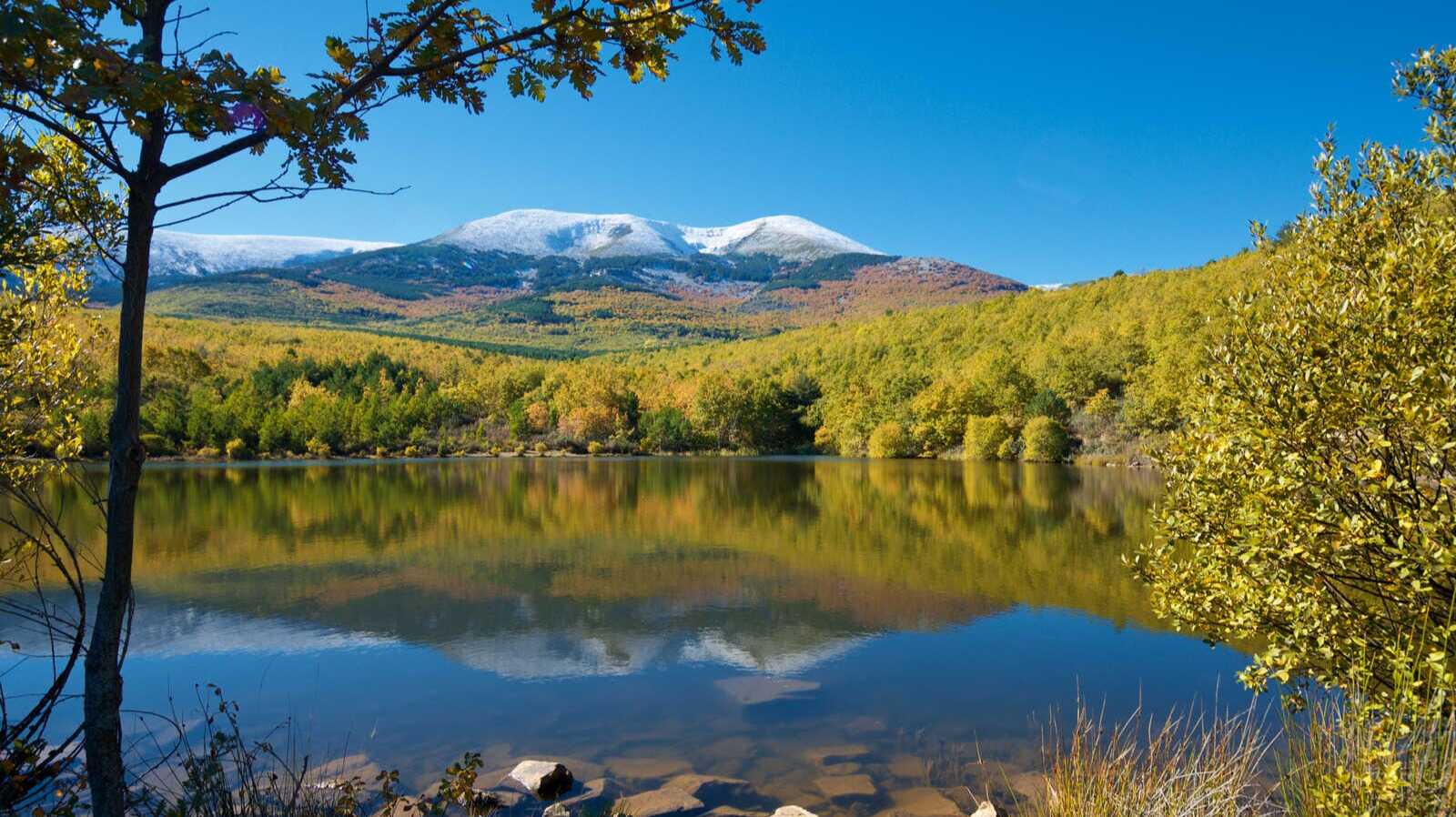 Paysage naturel avec vue sur le Moncayo. | Shutterstock