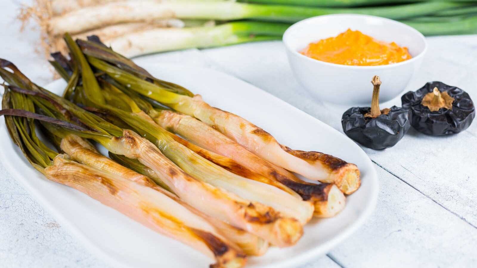 Calçots avec sauce. | Shutterstock