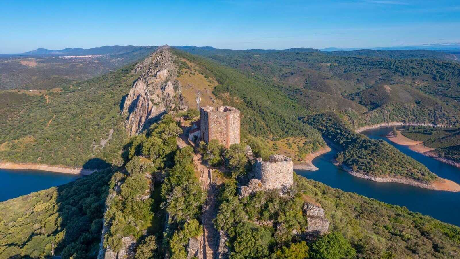 Château de Monfragüe, dans le parc naturel. | Shutterstock