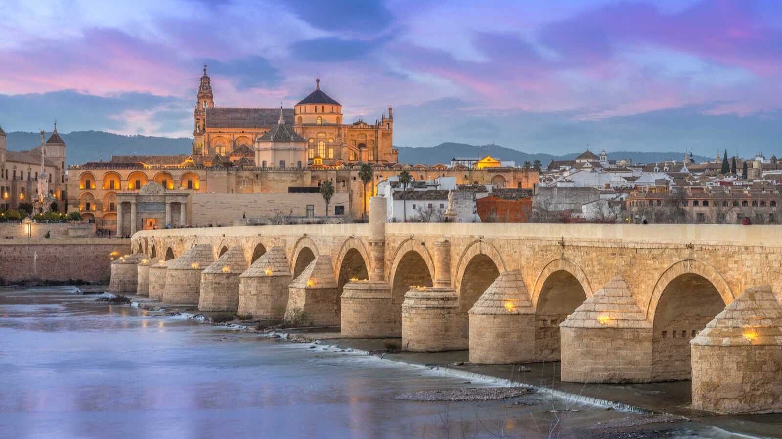 Pont romain de Cordoue et panoramique de la ville. | Shutterstock
