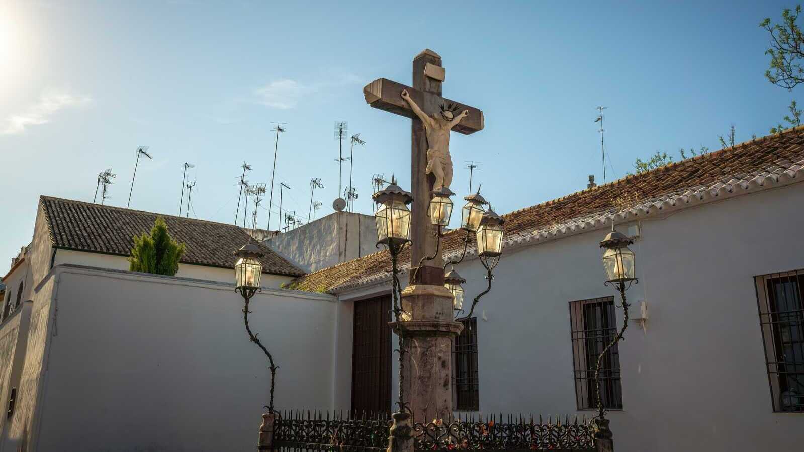 Le Christ des lanternes dans la place Capuchinos. | Shutterstock