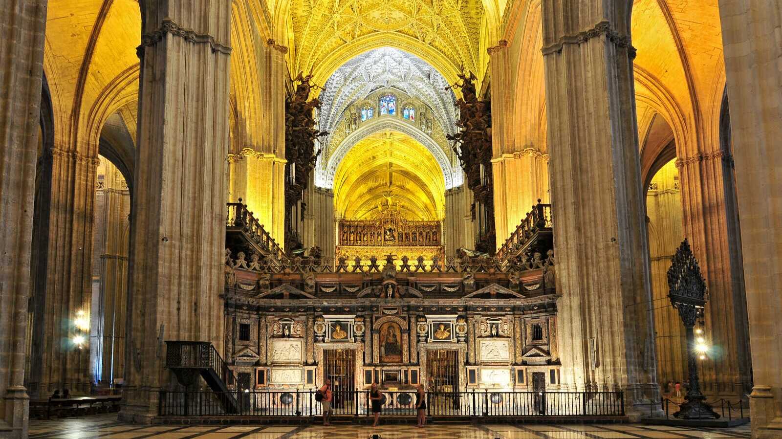 L'intérieur de la cathédrale. | Shutterstock