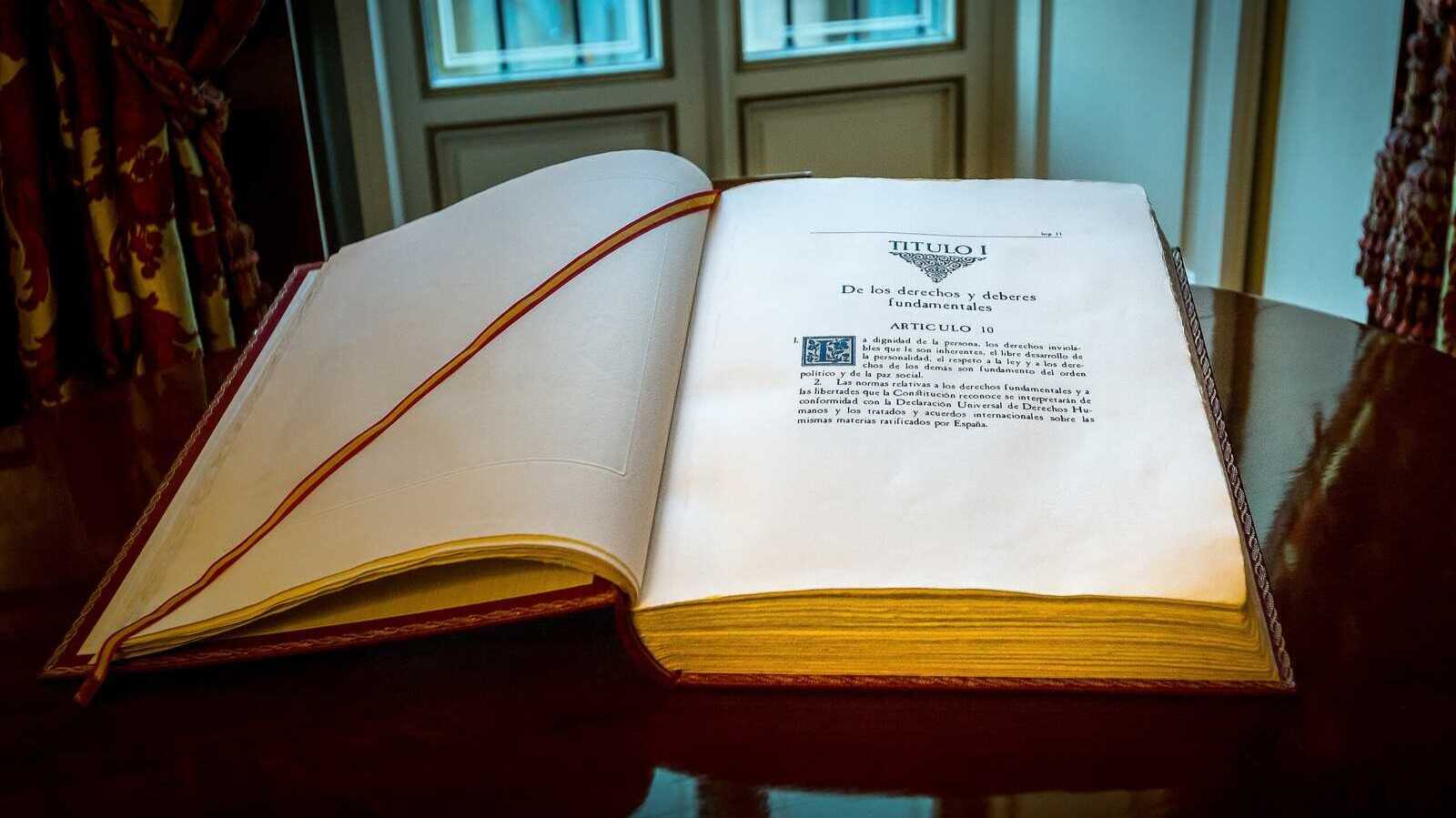 Exemplaire de la Constitution espagnole de 1978. | Barcex, Wikimedia