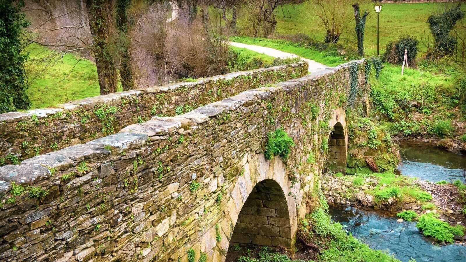 Pont médiéval à la sortie de Sarria. | Shutterstock