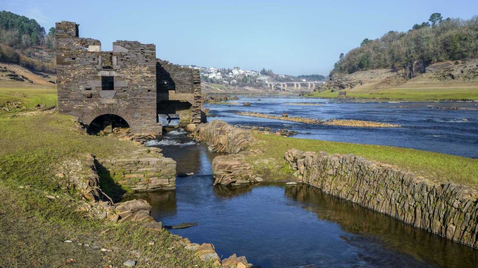 Ruines de l’ancien Portomarín avec la nouvelle ville en arrière-plan. | Shutterstock