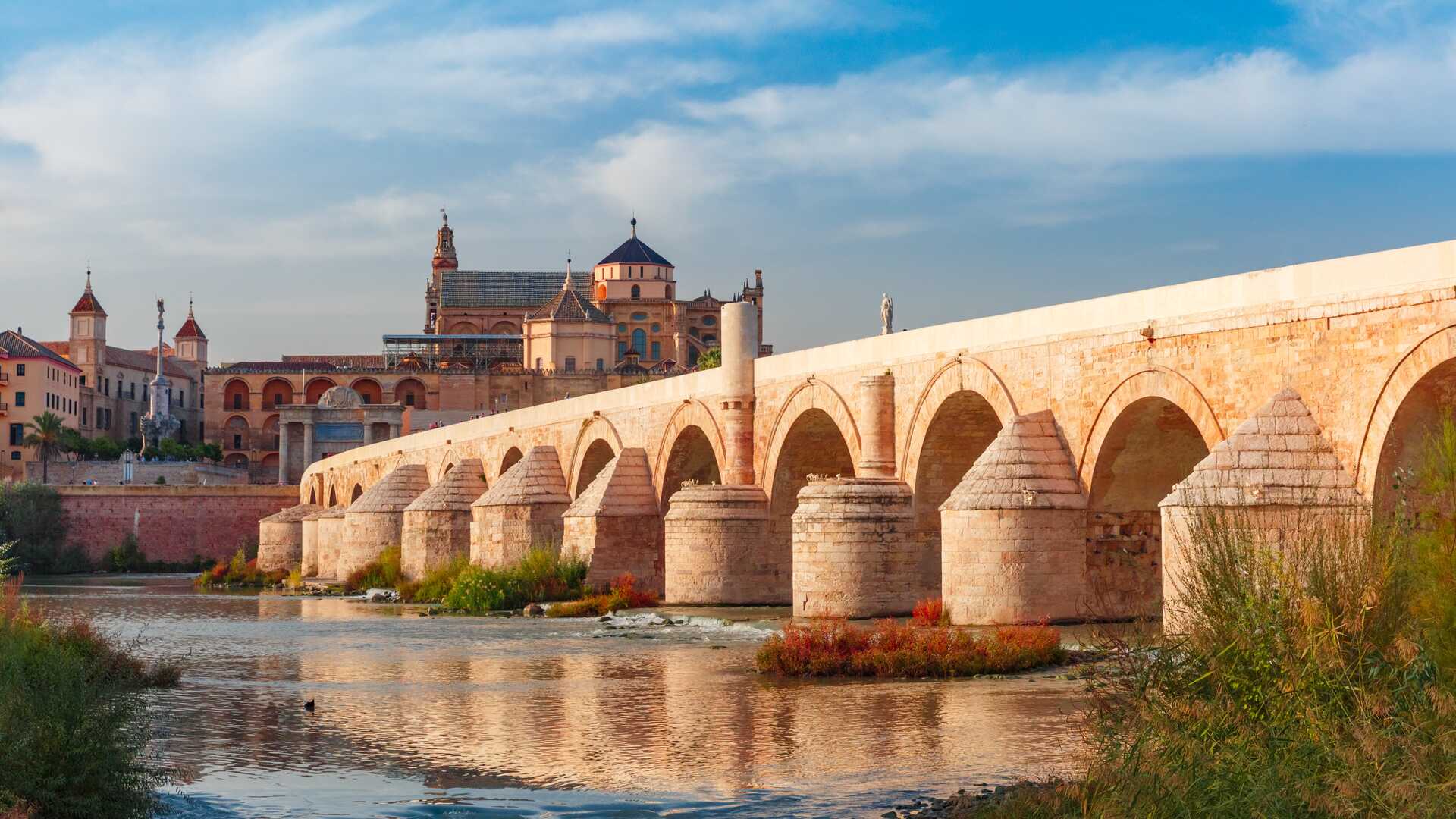 Le Pont Romain de Cordoue sur le Guadalquivir. | Freepik