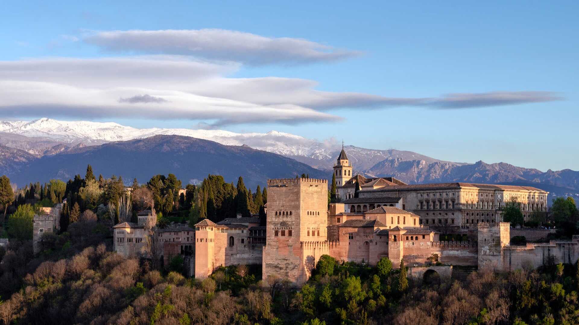L’Alhambra, le site du Patrimoine mondial le plus impressionnant d’Espagne. | Freepik