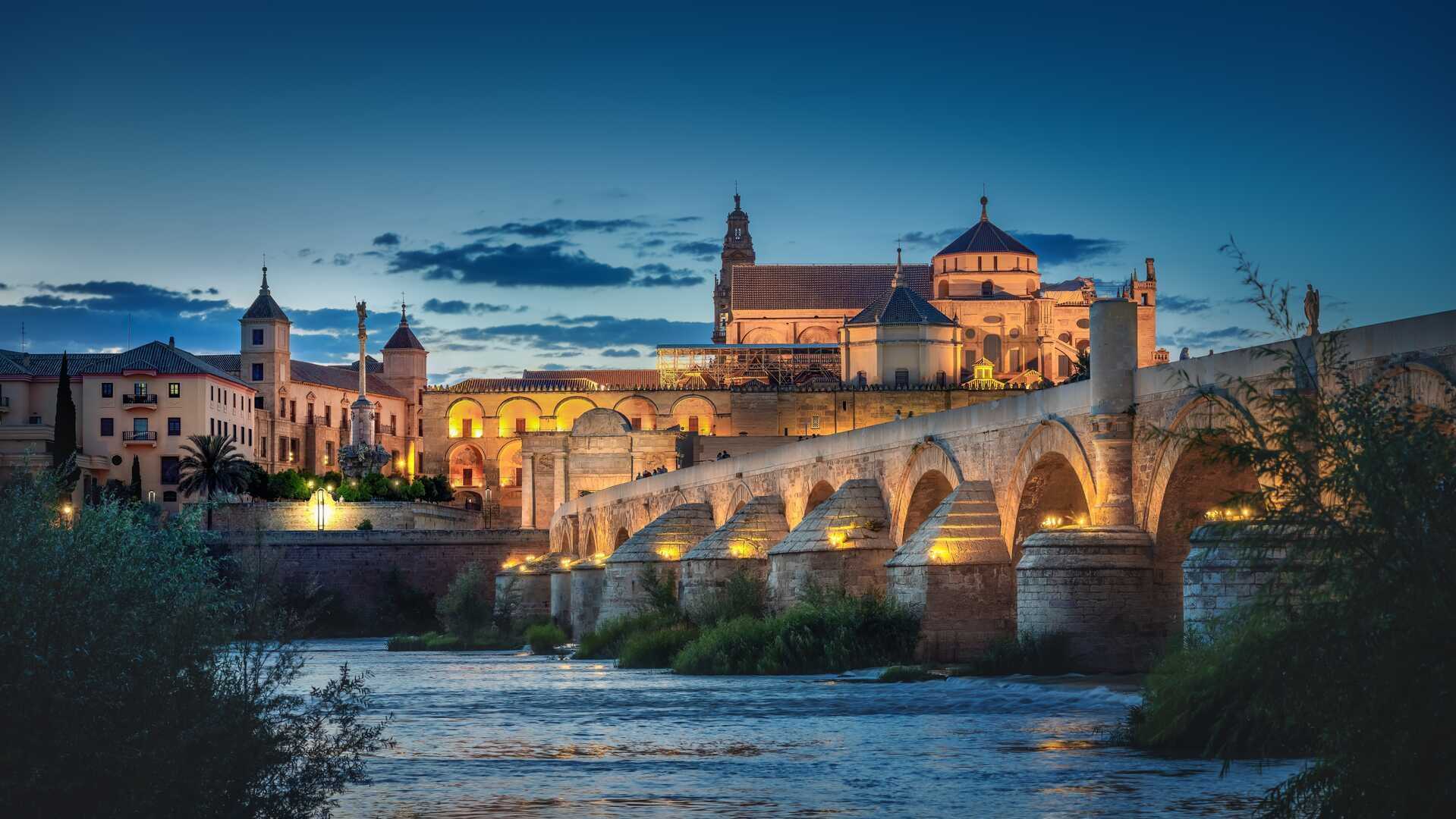 Cordoue et son pont emblématique. | Freepik