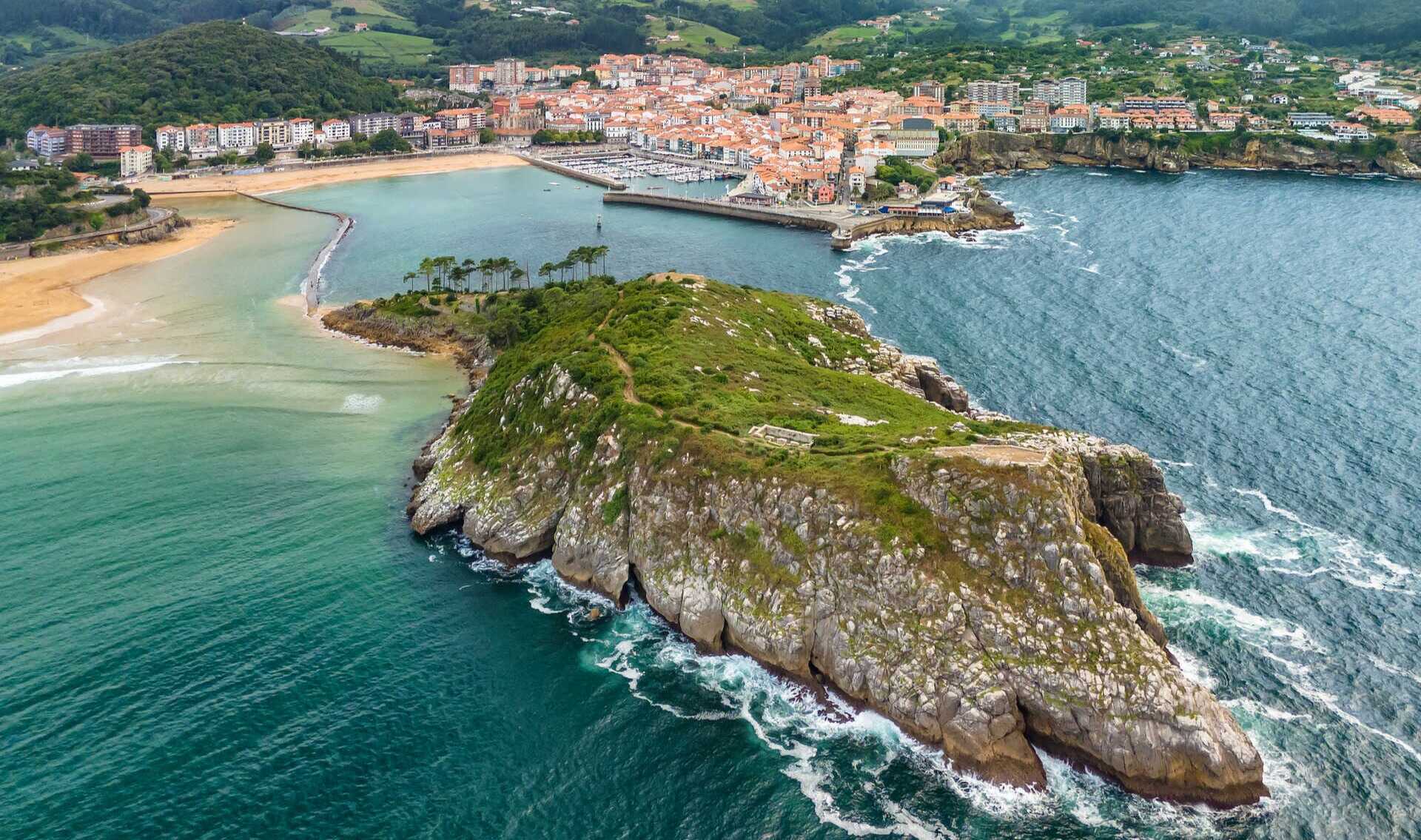 Île de San Nicolás avec Lekeitio en arrière-plan. | Dreamstime