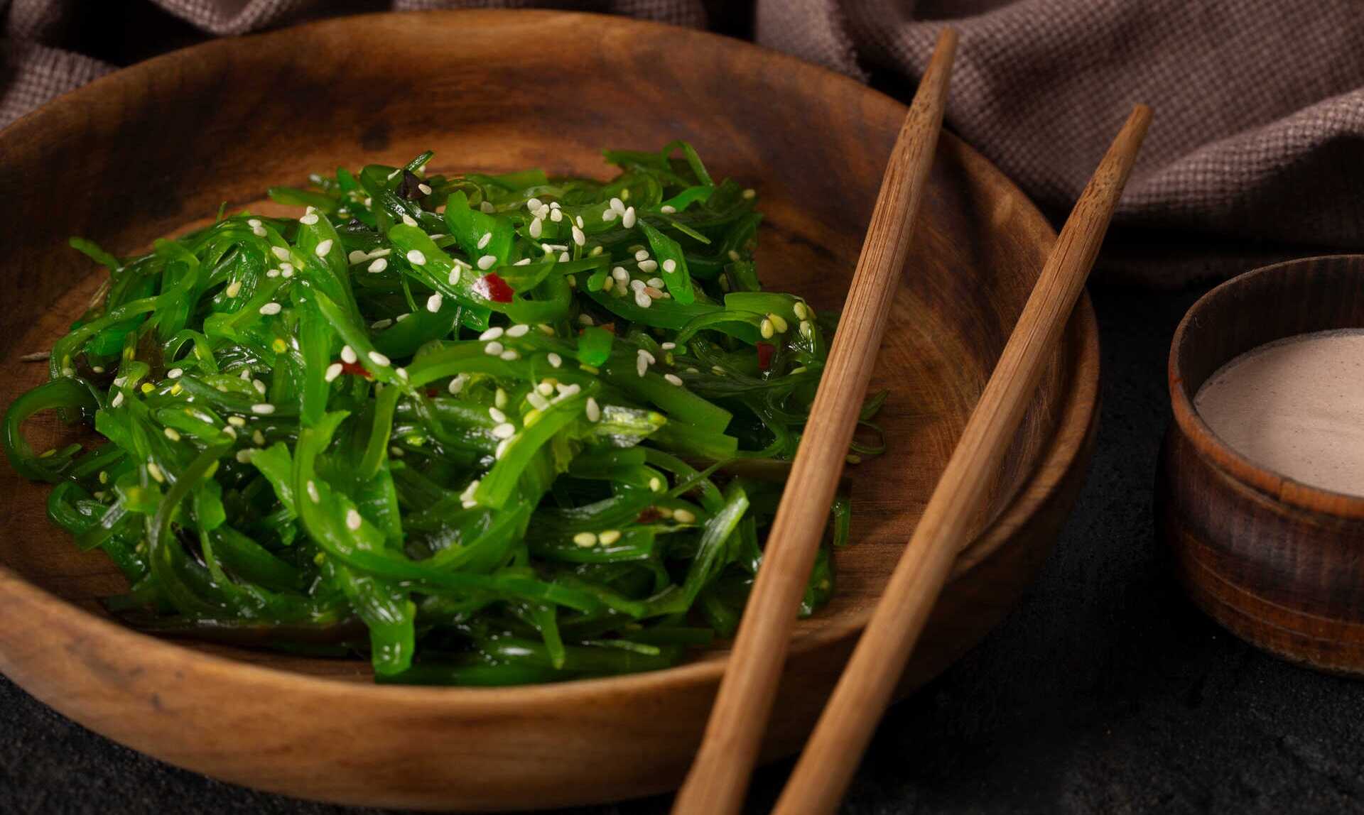 Plat fusion aux algues, influence asiatique dans la gastronomie espagnole. | Magnific