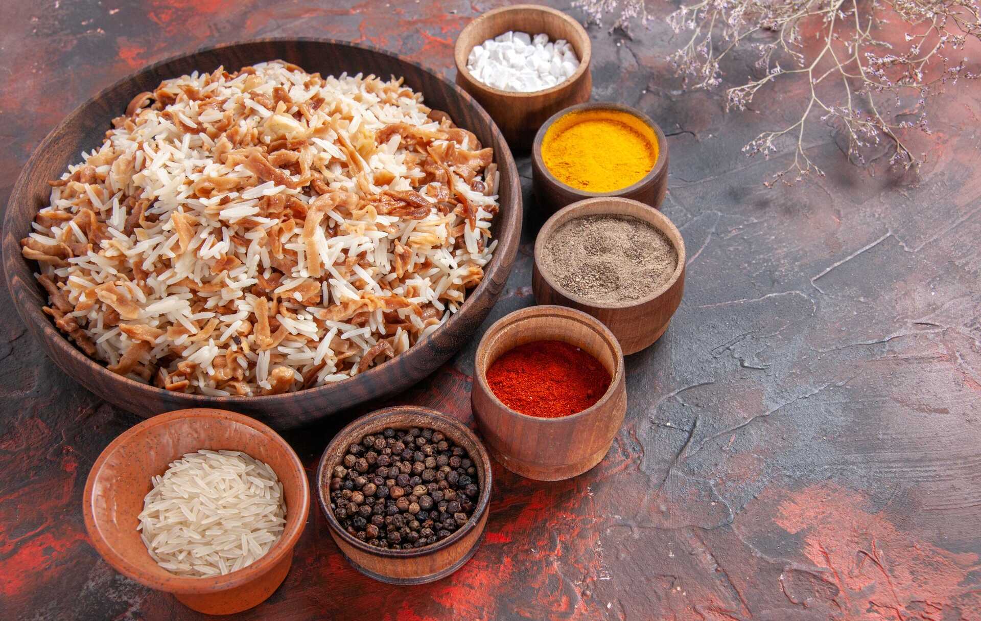 Plat de riz aux épices, influence andalouse dans la gastronomie espagnole. | Magnific