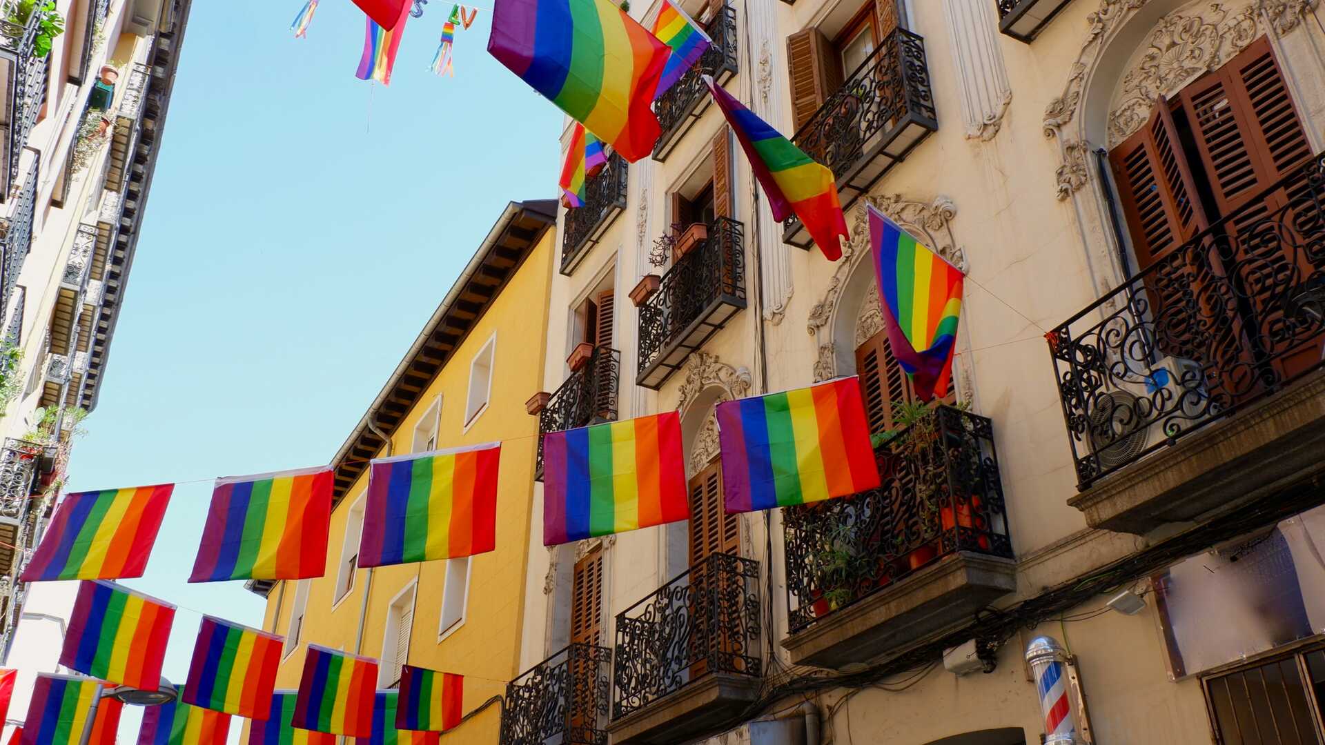 Des drapeaux arc-en-ciel dans le quartier de Chueca durant le mois des fiertés. | Shutterstock