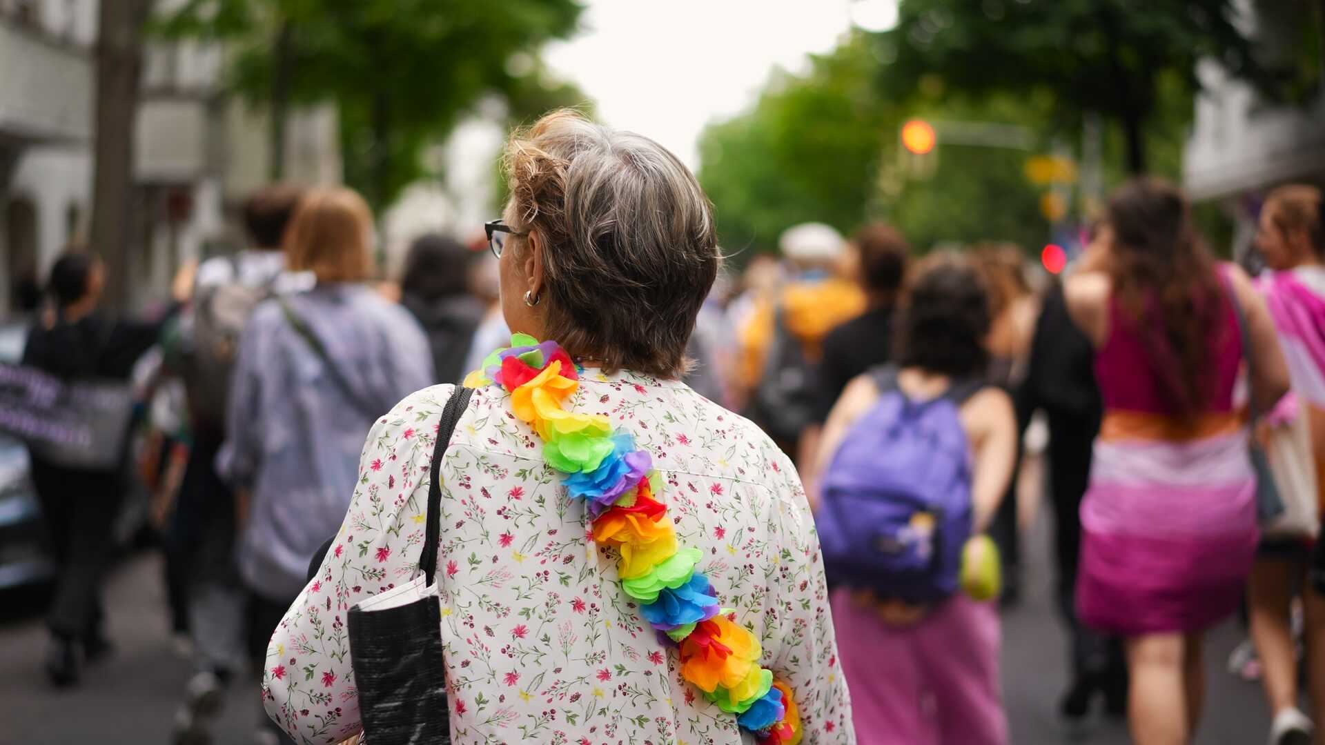Personne âgée soutenant le mois des fiertés. | Shutterstock